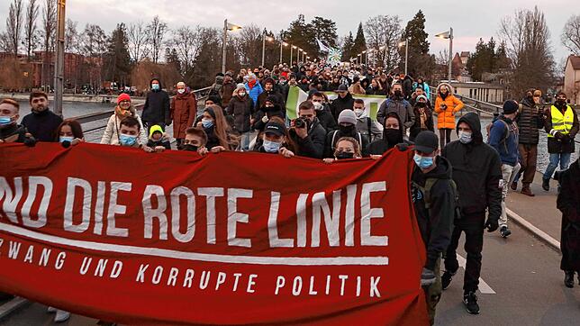Etwa 1.500 Menschen nahmen an der Kundgebung im Herosépark und der Demonstration durch die Konstanzer Altstadt teil. Aufgerufen hatte ...