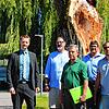 Sie haben sich den Schaden am Baum schon genau angeschaut (von links): OB Simon Gröger, Campingplatzpächter Matthias Kunz, Arborist ...