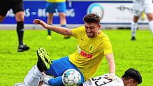 Kampf in allen Lagen. Der FC Singen (Kian Fetic) und der SV Kuppenheim (Alex Tran) trennten sich im Hegau mit einem 2:2, mit dem die ...