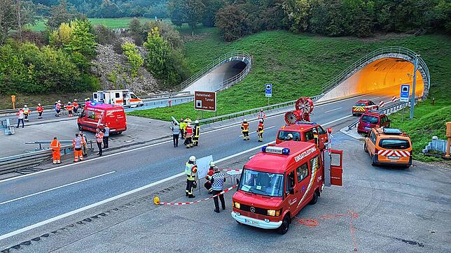 Über 140 Einsatzkräfte diverser Blaulichtorganisationen haben an einer Übung im Hohentwieltunnel teilgenommen.