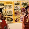 Initiator Günter Kramer zusammen mit Zunfträtin Petra Meier vor einer Tafel der Ausstellung zum Jubiläum der Narrenzunft Wehr.