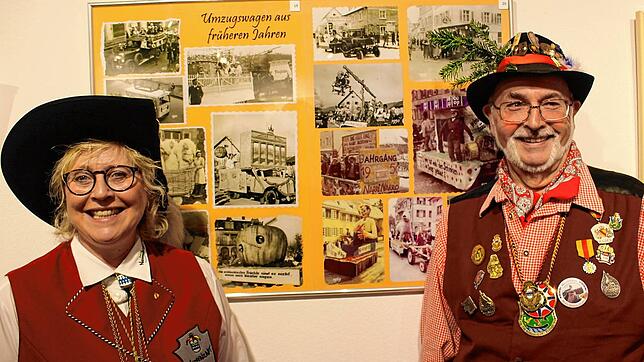Initiator Günter Kramer zusammen mit Zunfträtin Petra Meier vor einer Tafel der Ausstellung zum Jubiläum der Narrenzunft Wehr.
