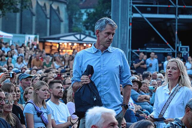 Bild 22: James Blunt begeistert Fans im Salemer Schlosspark