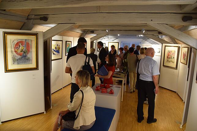 Viele Besucher sahen sich am Abend der Vernissage die Ausstellung zu Marc Chagall an.