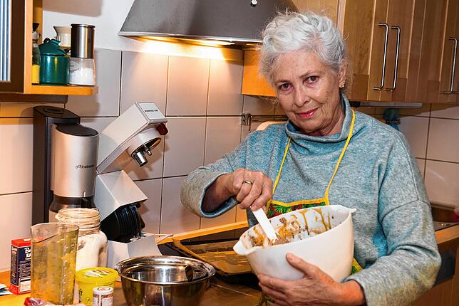 Das alte Rezept stellt keine hohen Anforderungen an die Künste der Bäcker. Nur beim Reiben der Schokolade kam es zu klebrigen ...