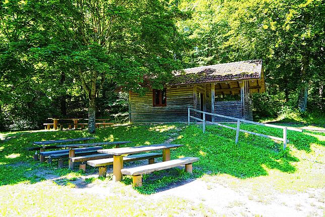 Die Grillhütte lädt zum Verweilen ein.