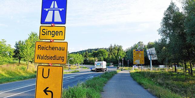 An der Kreuzung an der westlichen Stadtausfahrt aus Konstanz ist eine Barriere aufgebaut, und wenige hundert Meter weiter ist beim ...