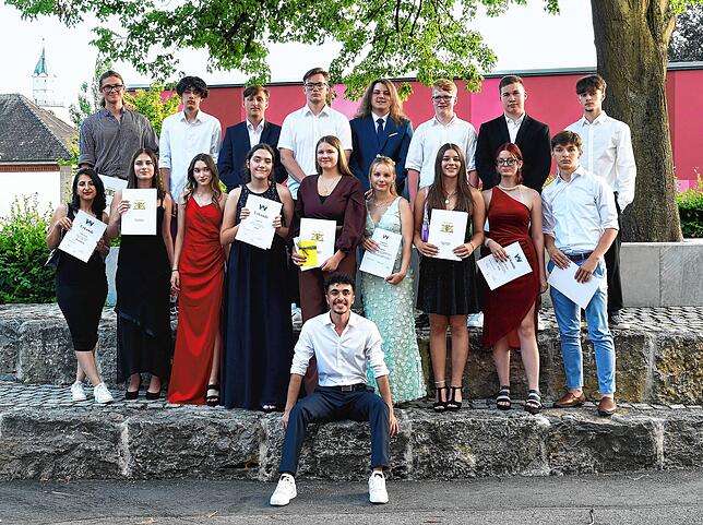 Die Wiestorschule Überlingen verabschiedete 18 Schülerinnen und Schüler der Jahrgangsstufe 10. 16 Schüler feierten ihren ...