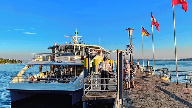 Das neue Elektroschiff &bdquo;Insel Mainau&ldquo; am Anleger in Unteruhldingen. Mitte September soll es voraussichtlich in Betreib ...