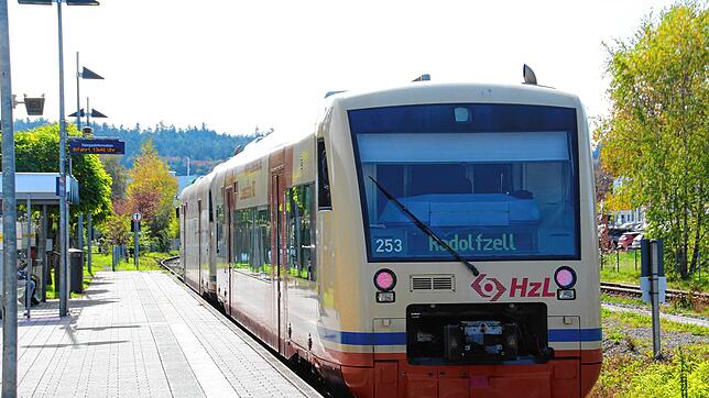 Ein Seehäsle-Triebwagenpaar im Bahnhof von Stockach. Zum Fahrplanwechsel im Dezember soll der Verkehr auf der Strecke nach Radolfzell ...