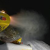 Schneekanonen können auch gegen den Wind Schnee auf die Piste bringen.