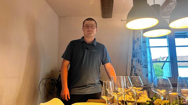 Blendend: Kevin in seinem Esszimmer – der junge Mann aus Friedrichshafen hat sich mit seinem Menü an die Spitze gekocht. Zwei ...