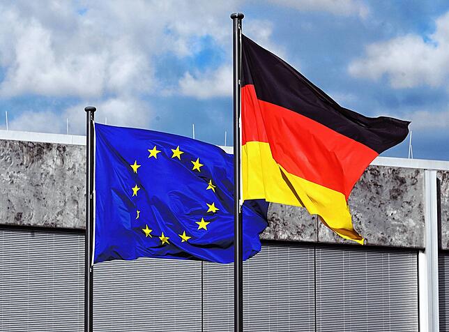 Die Deutschlandflagge weht vor der Europaflagge. 237 Euro zahlten die Deutschen 2022 pro Kopf in den EU-Haushalt ein.