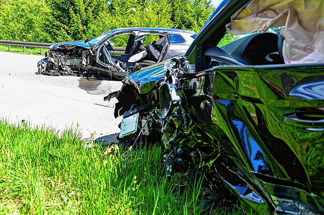 Durch die Wucht des Zusammenstoßes werden die Fahrzeug schwer beschädigt.