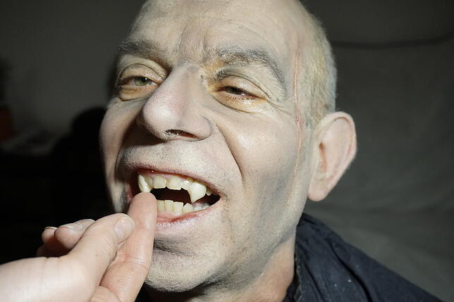 Bild 7: Schminken für die Fasnacht (2): So verwandelt sich unser Redakteur in einen Vampir