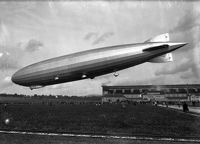Bild 4: Das Zeppelin-Denkmal im Konstanzer Hafen wird heute 100 Jahre alt. Wen stellt die Figur auf dem Obelisken wirklich dar?