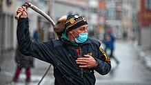 Gerhard Ott aus Überlingen beim Einschnellen mit seiner Karbatsche in der Münsterstraße.