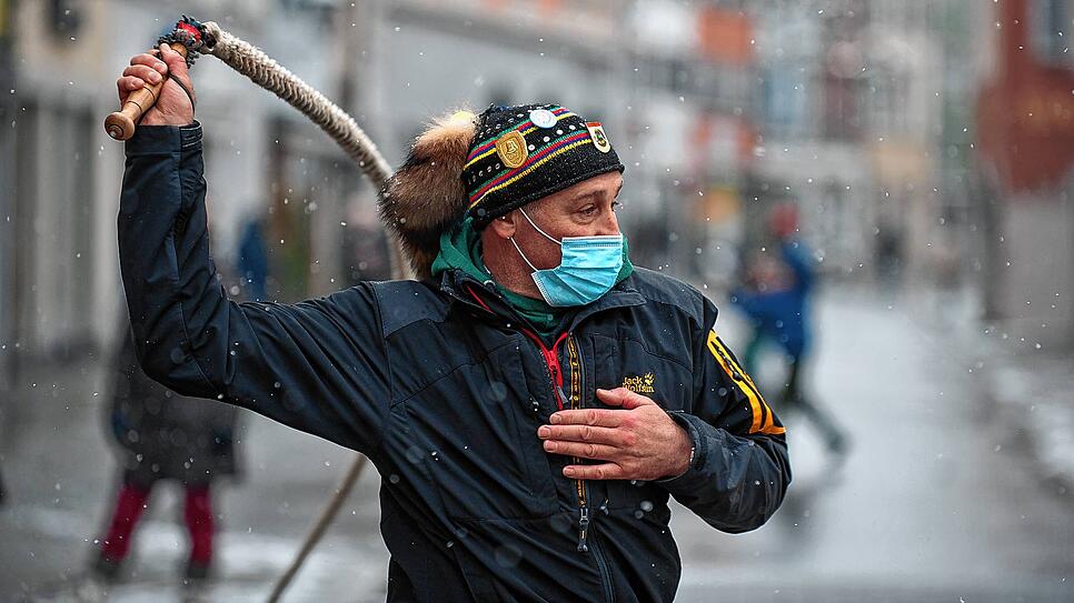 Gerhard Ott aus Überlingen beim Einschnellen mit seiner Karbatsche in der Münsterstraße.