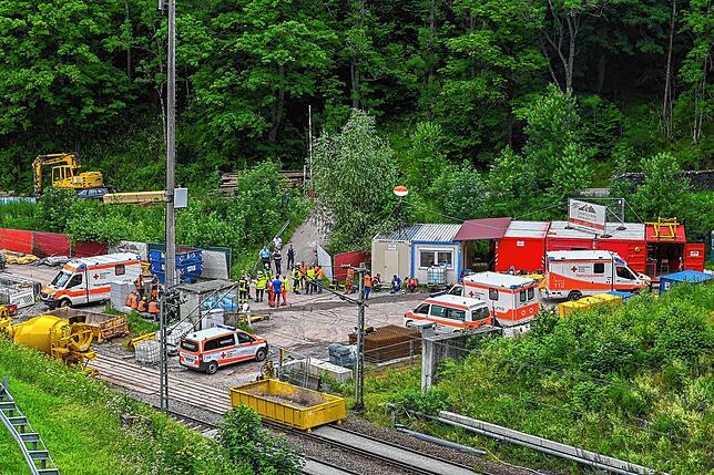 Auf dem Rettungsplatz vor dem Tunnelportal versammeln sich im Juli 2021 die Rettungskräfte, um die 13 Arbeiter, die eine ...