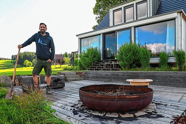 Gunnar Fichter mit Spaten im Garten seines Hauses. Den Garten haben damals die Beet-Brüder angelegt.
