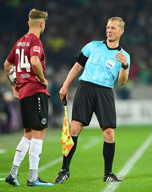 Thorsten Schiffner im August 2018 bei der Partie zwischen Hannover 96 (links Niclas Füllkrug) und Borussia Dortmund.