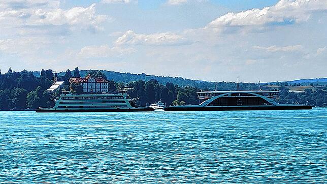 Das Fährschiff „Richmond“ (rechts), das mit Flüssiggas fährt, blieb am Donnerstag, 18. Juli, bei einer Kursfahrt stehen. Später musste ...