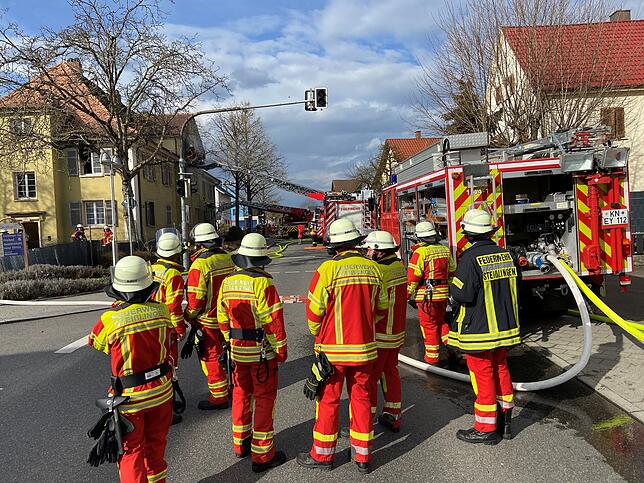 Kein Durchkommen mehr: Diese Feuerwehrmänner warten auf ihren Einsatz.
