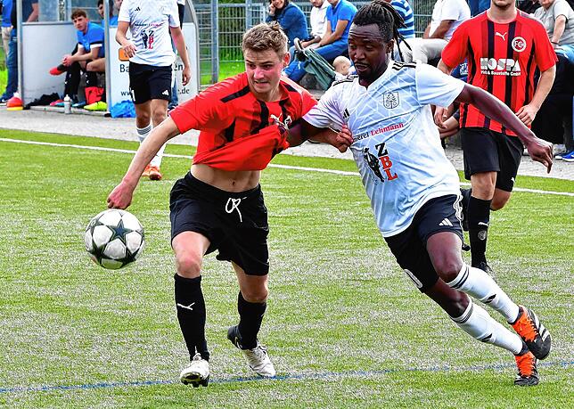 Enges Duell: Lamin Kanteh (rechts) sorgte für den SV Obersäckingen im Derby mit seinen Treffern für eine 2:0-Führung. Philip Kürz und ...