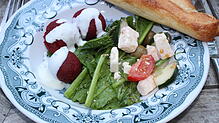 Schöne Farbe, guter Geschmack: Das sind die Rote-Bete-Falafel. Dazu passt am besten Salat.