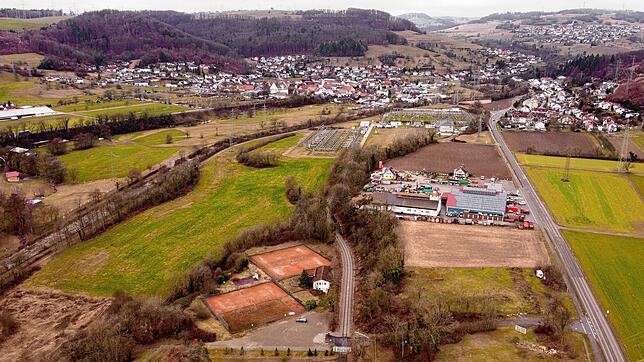 Diese Aufnahme zeigt einen Blick vom Umspannwerk Tiengen (unterer Bildrand) auf das TCG-Sportgelände und auf Gurtweil. Laut gut ...