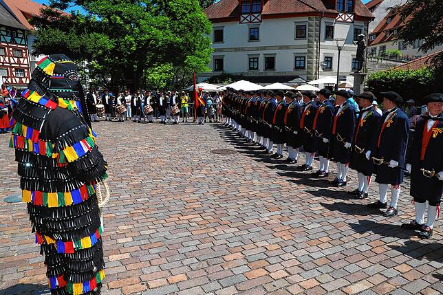 Bild 16: Traditionelle Tänze bei tollem Wetter: Bilder vom ersten internationalen Schwerttanztreffen