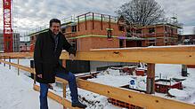 Ralph Gerster freut sich über den Fortschritt auf der Baustelle der Seniorenwohnanlage am Voglerhof. Für ihn eines der wichtigsten ...