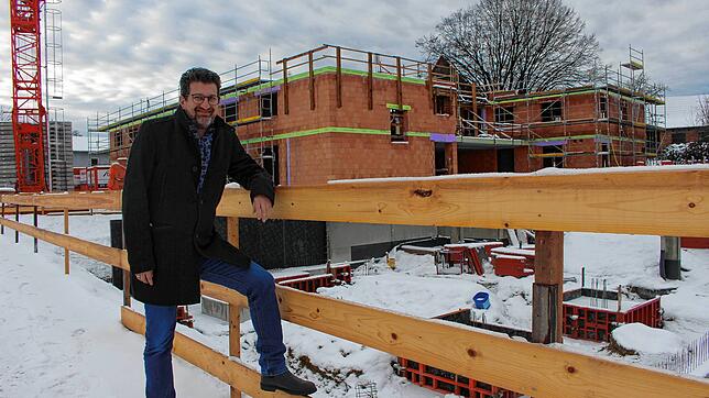 Ralph Gerster freut sich über den Fortschritt auf der Baustelle der Seniorenwohnanlage am Voglerhof. Für ihn eines der wichtigsten ...