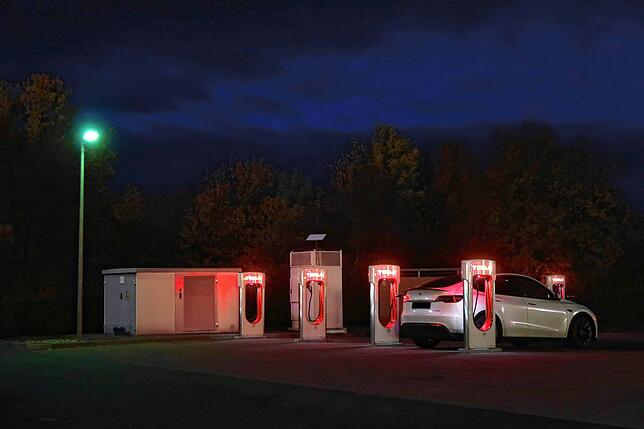 Wirklich einladend sieht das nicht aus: Tesla-Ladestationen im Dunkeln.