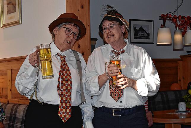 Zwei Männer, die im Wirtshaus von Stunde zu Stunde einen Grund wissen noch zu bleiben: Margot Meyer und Gudrun Böhler trugen mit ihrem ...