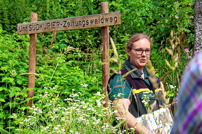 Zu Besuch im SÜDKURIER-Zeitungswald. Hier gibt es Informationen aus erster Hand von der waldpädagogischen Försterin Lena-Marie Stefan ...