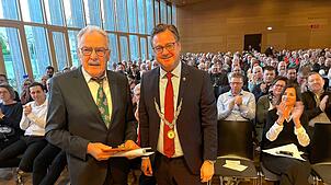 Er will weiter an der Erfolgsgeschichte Owingens mitwirken: Bürgermeister Henrik Wengert (rechts) kündigte beim Neujahrsempfang seine ...