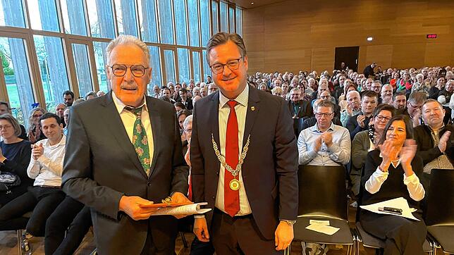 Er will weiter an der Erfolgsgeschichte Owingens mitwirken: Bürgermeister Henrik Wengert (rechts) kündigte beim Neujahrsempfang seine ...