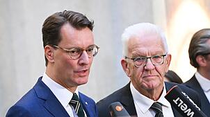 Die Ministerpräsidenten von NRW und Baden-Württemberg wünschen sich einen «großartigen und friedlichen Fußballabend». (Archivbild)