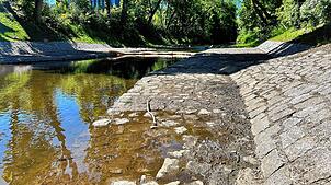 Matsch statt Wasser: Der Wasserstand der Brigach – hier beim Villinger Bahnhof – ist seit Wochen niedrig.
