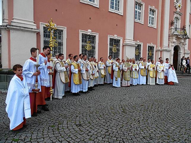 Nach der Priesterweihe vor der Birnau: Die Liturgiegruppe mit Erzbischof Georg Gänswein (Mitte, mit Stab und Mitra), neben ihm (links) ...