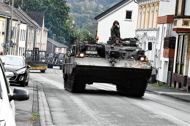 Mit einem Bergepanzer und schwerem Räumgerät rückt die Bundeswehr in Hagen an, um die Schäden zu beseitigen.
