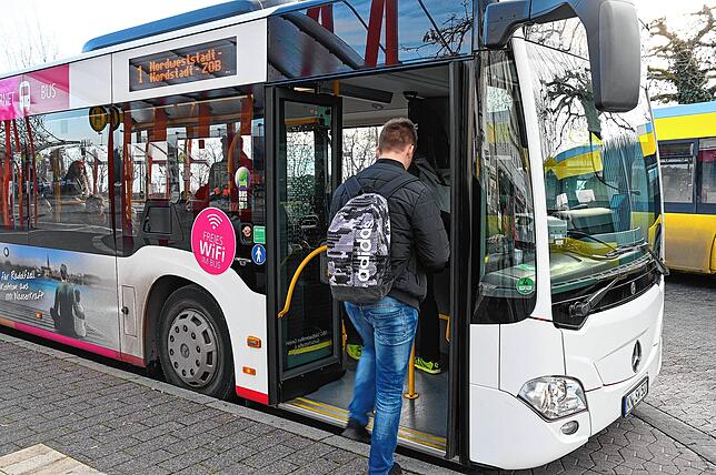 Ein Fahrgast betritt den Radolfzeller Stadtbus. Während in Konstanz die Einzelfahrt 2,60 Euro kostet, ist man in der Nachbarstadt für ...