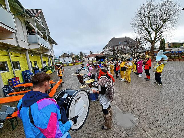Die Rechberger Guggenmusiker beim Getränkemarkt Göbel in Erzingen.