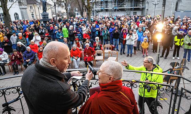 Freuen sich über die rege Teilnahme an der Kundgebung verschiedener Glaubensgemeinschaften auf dem Radolfzeller Marktplatz: Die beiden ...