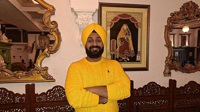 Ajit Singh im Inneren des Restaurants. Zahlreiche originale Kunstwerke aus Indien schmücken den Gastraum.