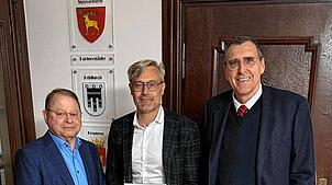 Stellvertretend für den Vorstand des CDU-Stadtverbands Sigmaringen übergaben Gerhard Stöhr (rechts) und Karlheinz Gonschorek (links) die ...