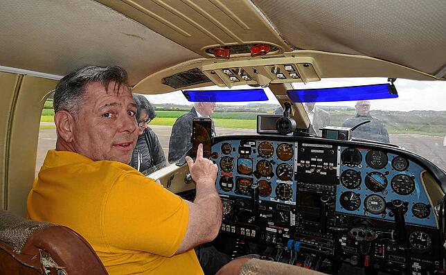 Pilot Holger Miconi zeigt auf den elektronischen Wegweiser zu den Gewitterzellen im Cockpit der zweimotorigen Maschine (Archivbild).