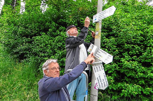 „Die wenigsten Wanderer wissen, dass wir Vereine sämtliche Beschilderungen ehrenamtlich anbringen und die Wege pflegen“, ...