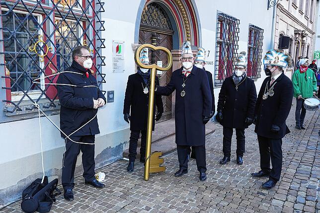 Jetzt haben die Narren den Villinger Rathausschlüssel doch noch stibitzt. OB Jürgen Roth wird an das Rathausfenster gefesselt.